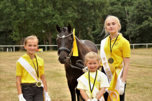 v.l. Amelie Gräfin von Hardenberg Leni Noack und Mirja Brandt, die gleichzeitig auch Tagessieger wurde
